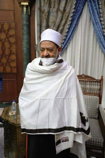 رئيس وزراء الصومال يقلد شيخ الأزهر الشال الصومالى وعمامة السلاطين (3)