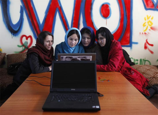 اطلاع المرأة الأفغانية على أحداث العالم