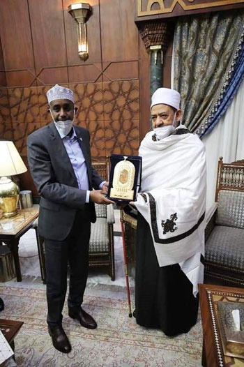 رئيس وزراء الصومال يقلد شيخ الأزهر الشال الصومالى وعمامة السلاطين (1)