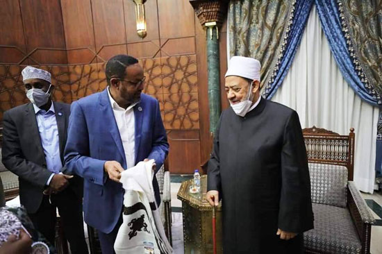 رئيس وزراء الصومال يقلد شيخ الأزهر الشال الصومالى وعمامة السلاطين (2)