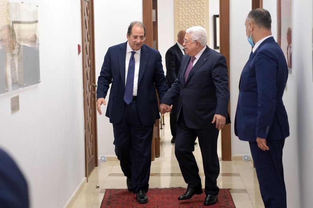 حديث بين الرئيس الفلسطينى محمود عباس والوزير عباس كامل