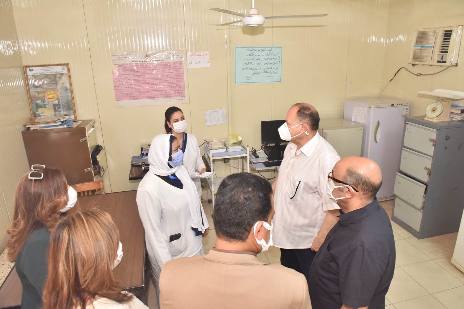 محافظ اسيوط خلال نقاشه مع اطباء وموظفى المستشفى (3)