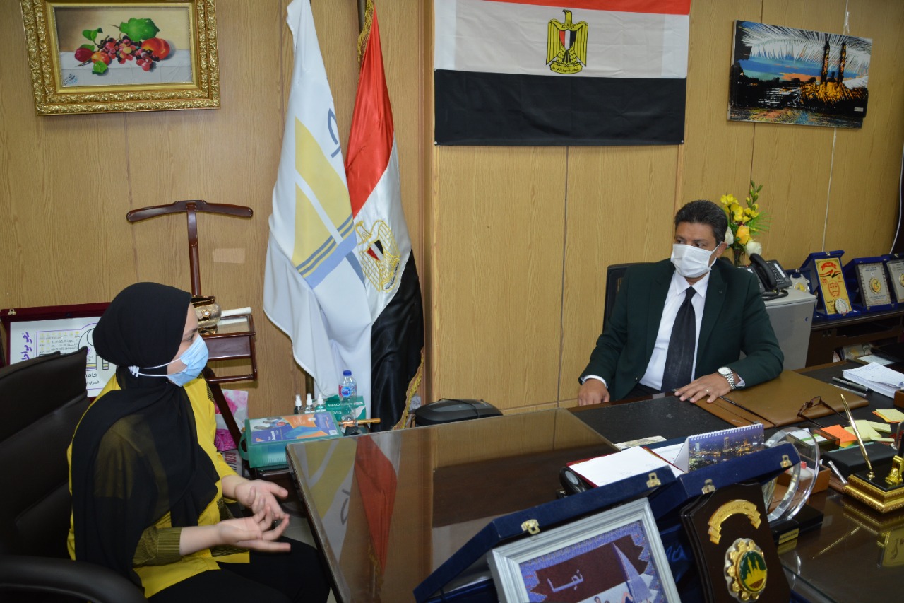 رئيس جامعة دمياط يستقبل الطالبة ريهام السادس على الجمهوية فى الثانوية العامة (2)
