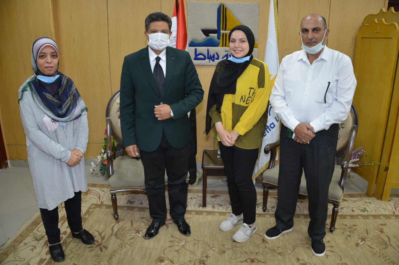 رئيس جامعة دمياط يستقبل الطالبة ريهام السادس على الجمهوية فى الثانوية العامة (1)