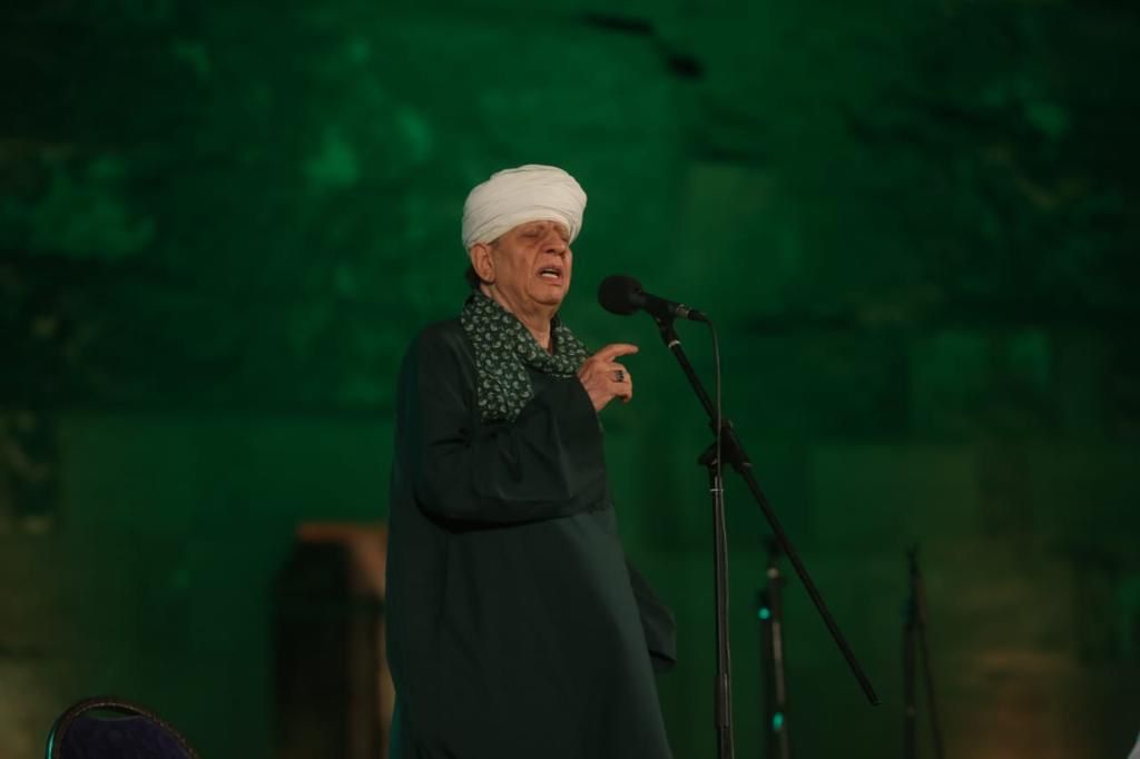 ياسر سيلمان يغازل جمهور القلعة بأغاني التراث والتهامي في استقبال حافل بمسرح القلعة  (5)