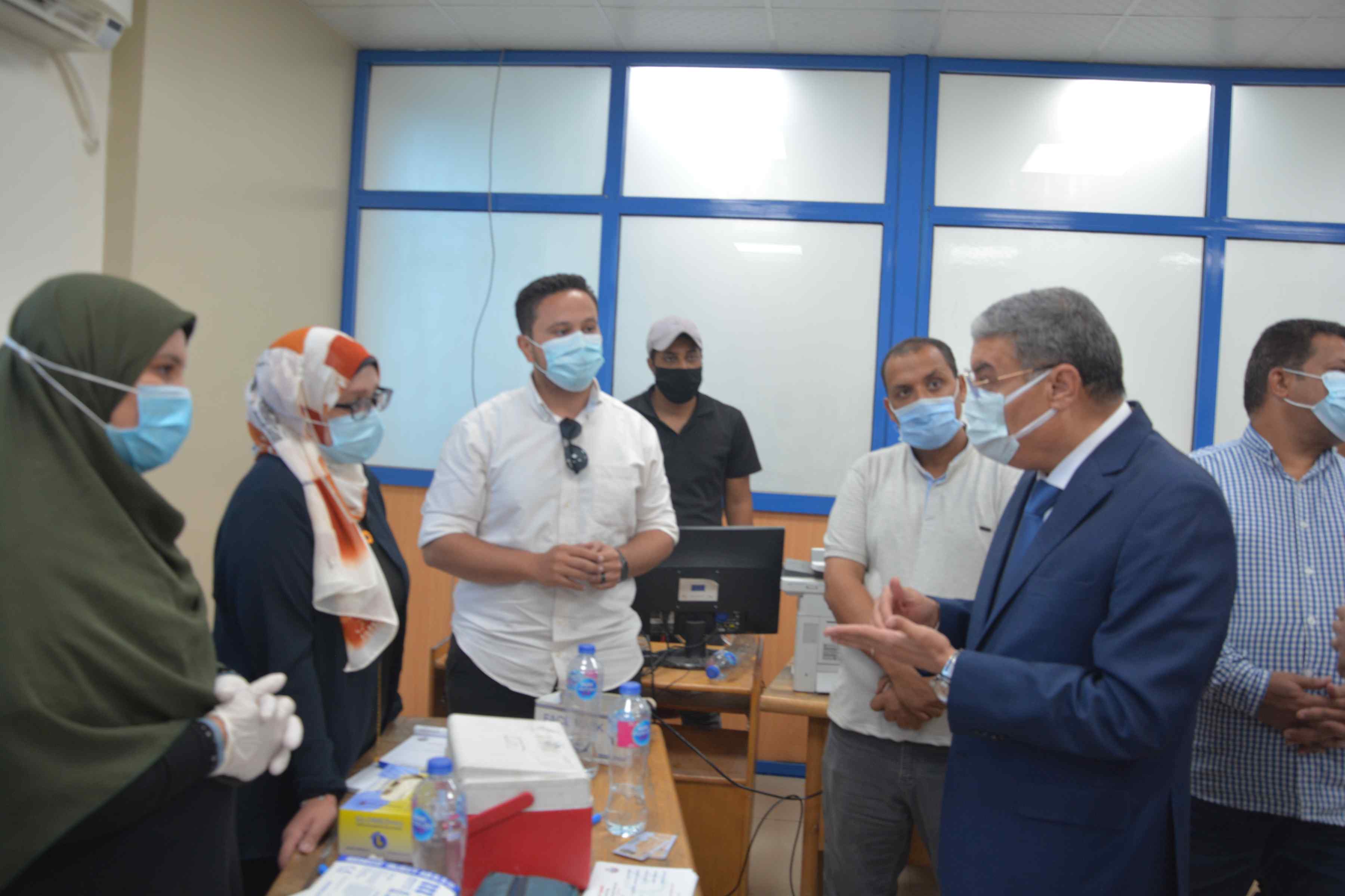محافظ المنيا يتابع تلقي الموظفين لقاح فيروس كورونا (1)