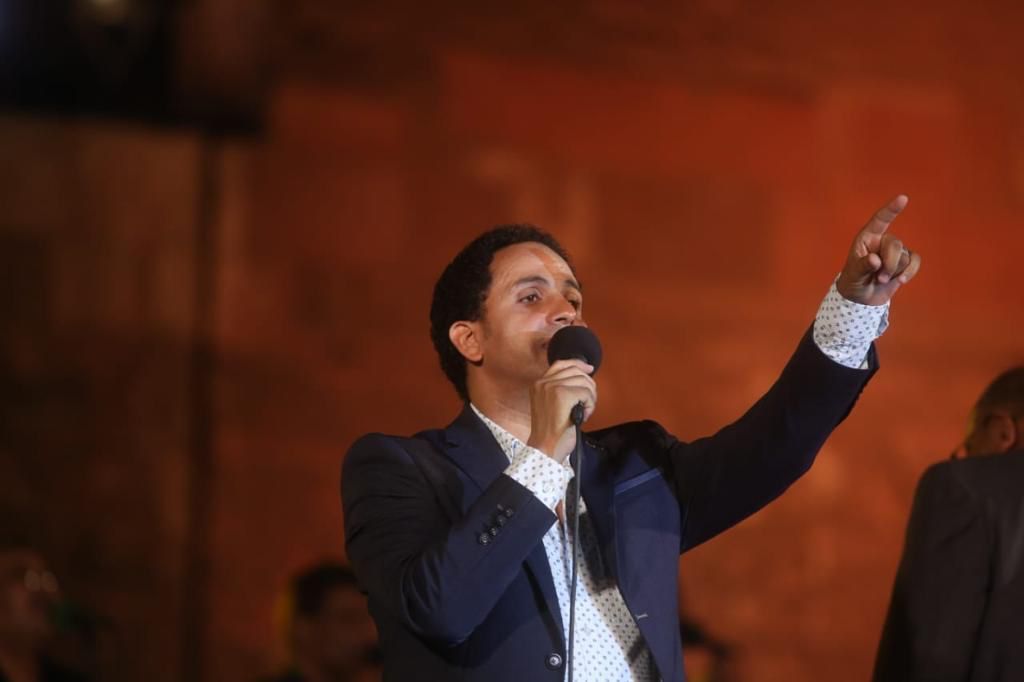ياسر سيلمان يغازل جمهور القلعة بأغاني التراث والتهامي في استقبال حافل بمسرح القلعة  (11)