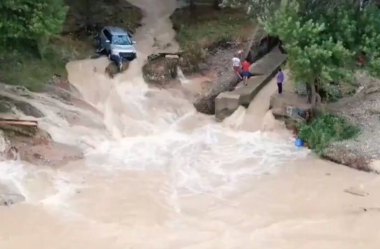 سيارات عالقة فى الفيضانات