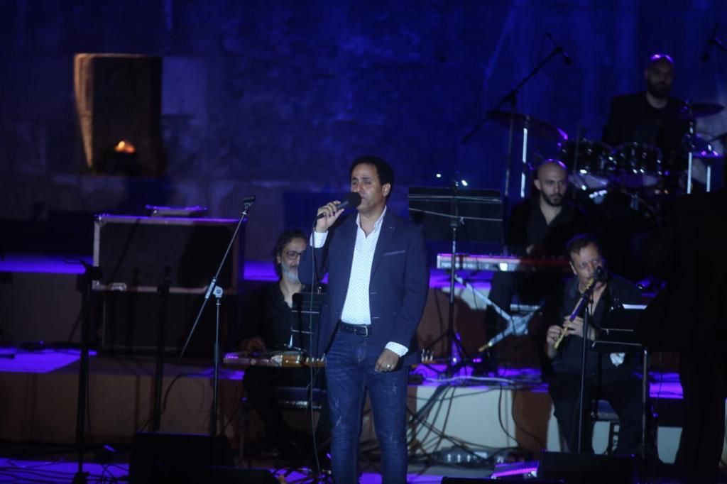 ياسر سيلمان يغازل جمهور القلعة بأغاني التراث والتهامي في استقبال حافل بمسرح القلعة  (7)