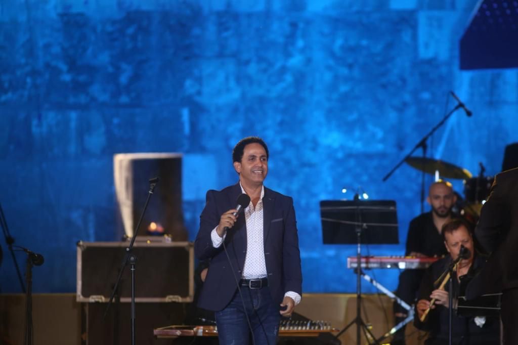 ياسر سيلمان يغازل جمهور القلعة بأغاني التراث والتهامي في استقبال حافل بمسرح القلعة  (8)
