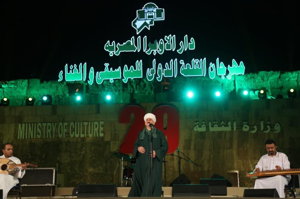 ياسر سيلمان يغازل جمهور القلعة بأغاني التراث والتهامي في استقبال حافل بمسرح القلعة  (2)
