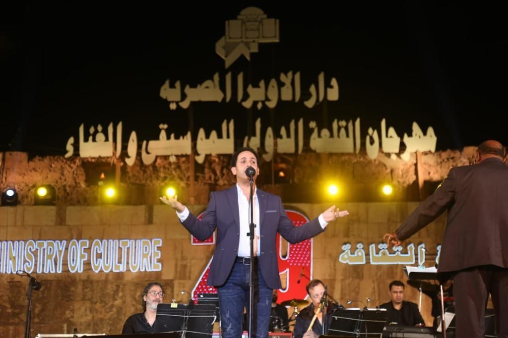 ياسر سيلمان يغازل جمهور القلعة بأغاني التراث والتهامي في استقبال حافل بمسرح القلعة  (1)