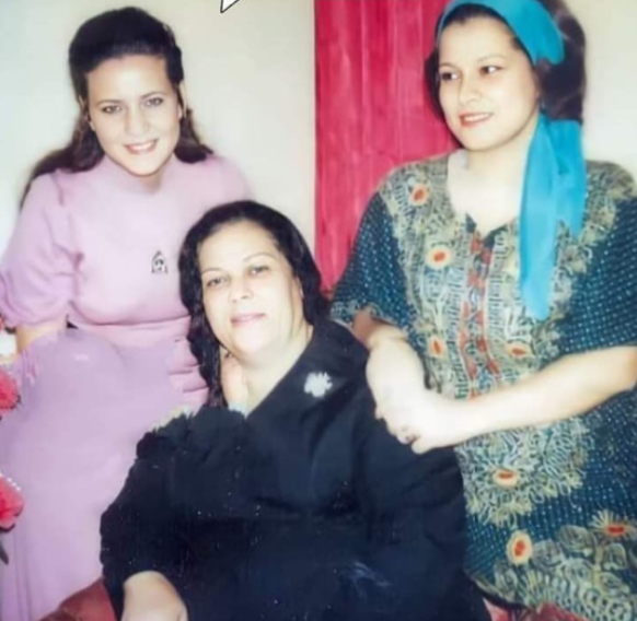 دلال عبد العزيز و شقيقتها و والدتها