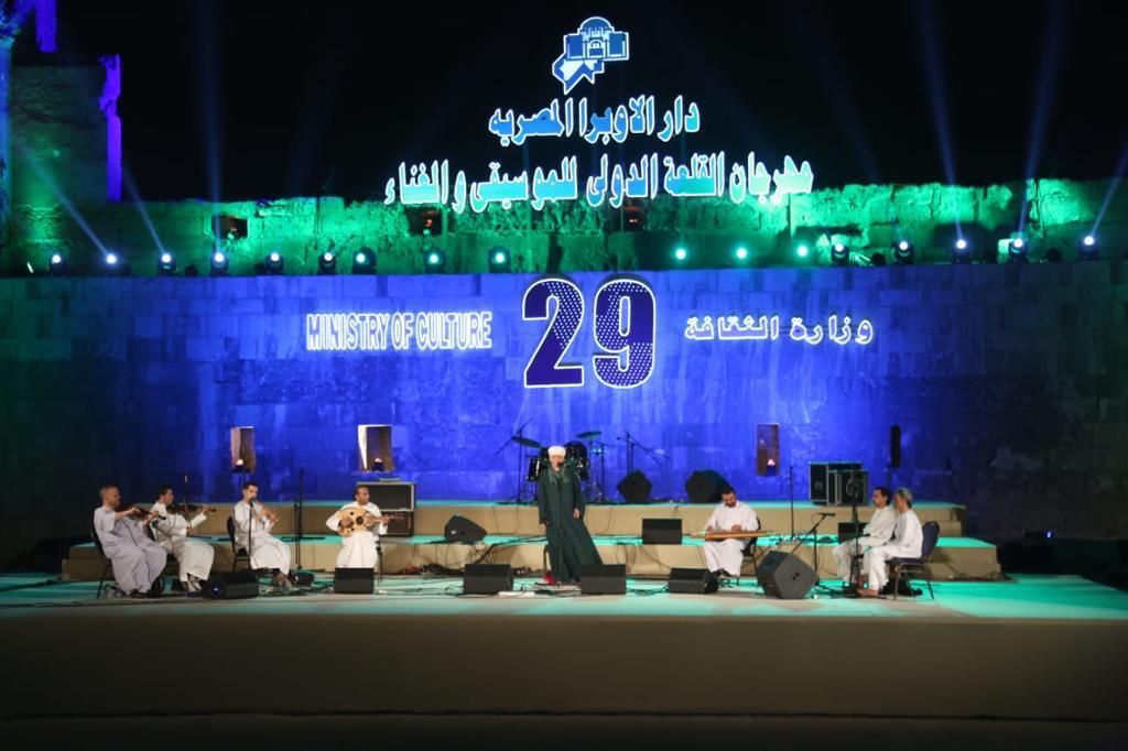 ياسر سيلمان يغازل جمهور القلعة بأغاني التراث والتهامي في استقبال حافل بمسرح القلعة  (4)