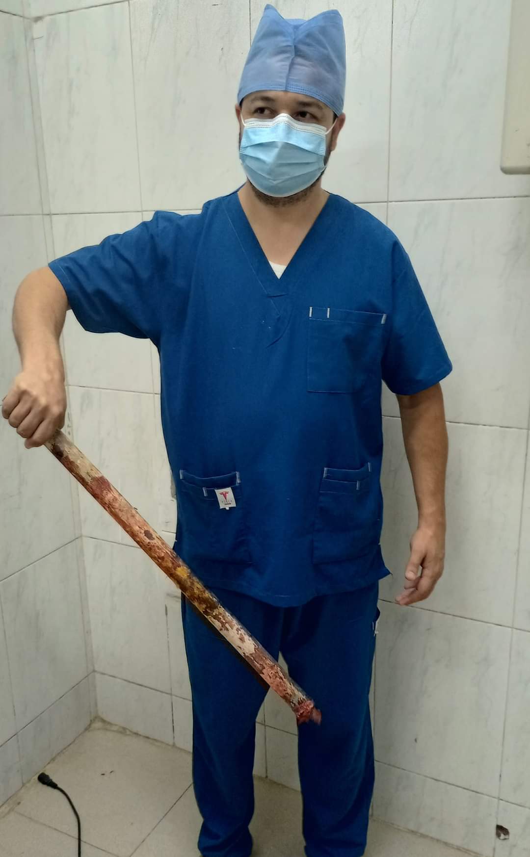 طبيب يعرض الماسورة بعد نجاح العملية الجراحية