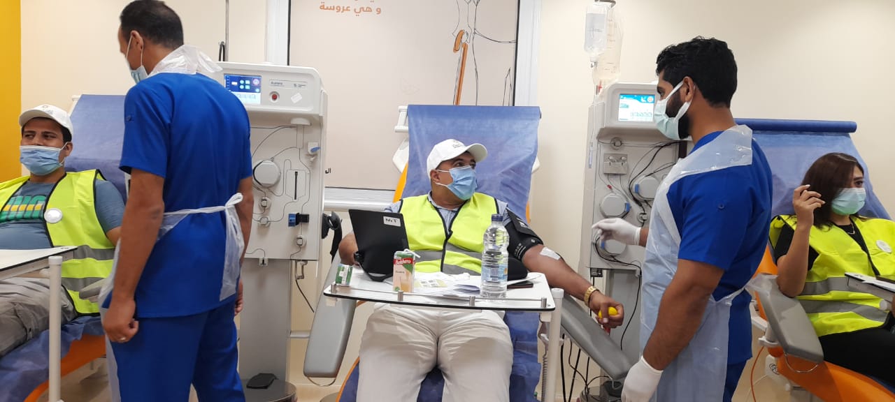 أحد شباب الجمهورية الجديدة على جهاز التبرع بالبلازما أحد شباب الجمهورية الجديدة على جهاز التبرع بالبلازما