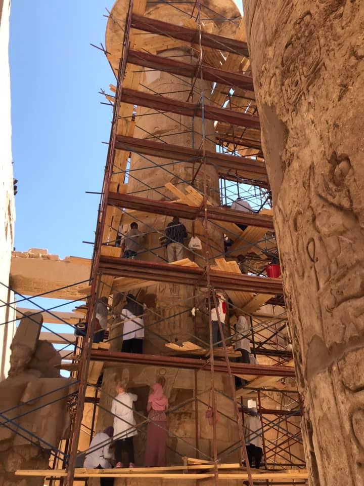 فريق الترميم والعمال والأثريين المصريين خلال تجميل صالة الأعمدة الكبرى