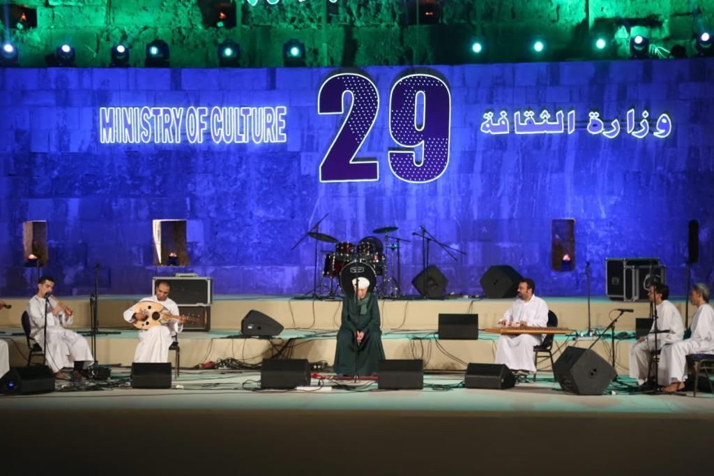 ياسر سيلمان يغازل جمهور القلعة بأغاني التراث والتهامي في استقبال حافل بمسرح القلعة  (9)