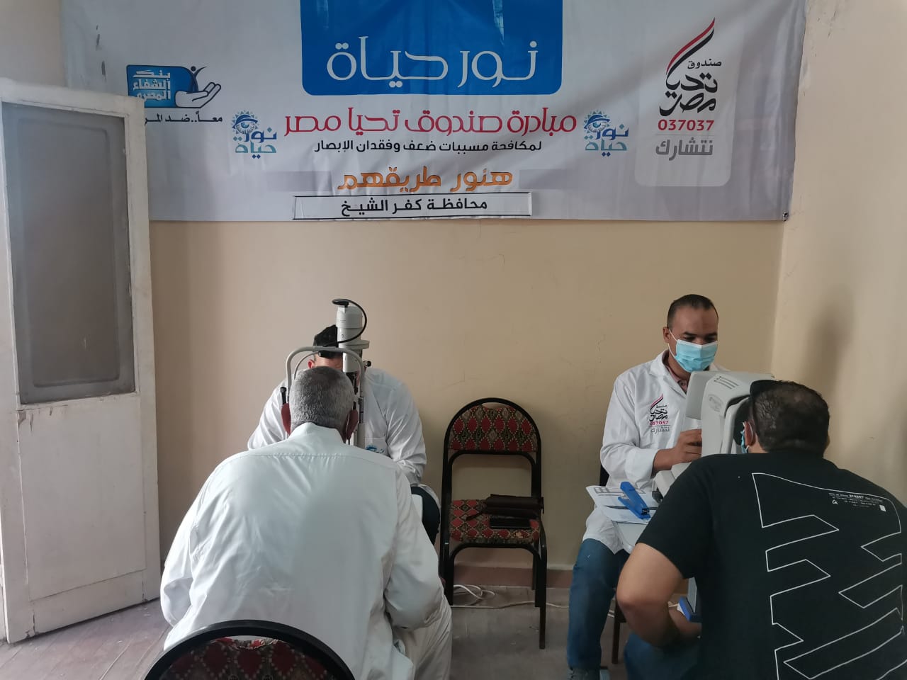 اجراء الكشف الطبي على المرضى قي قافلة يصندوق تحيا مصر