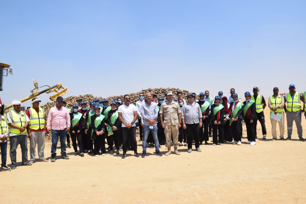 القوات المسلحة تنظم زيارة ميدانية لوفد من طلاب جامعة القاهرة لمشروع مستقبل مصر (1)