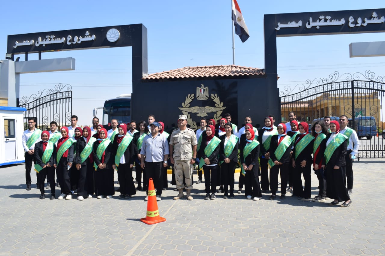 القوات المسلحة تنظم زيارة ميدانية لوفد من طلاب جامعة القاهرة لمشروع مستقبل مصر (3)