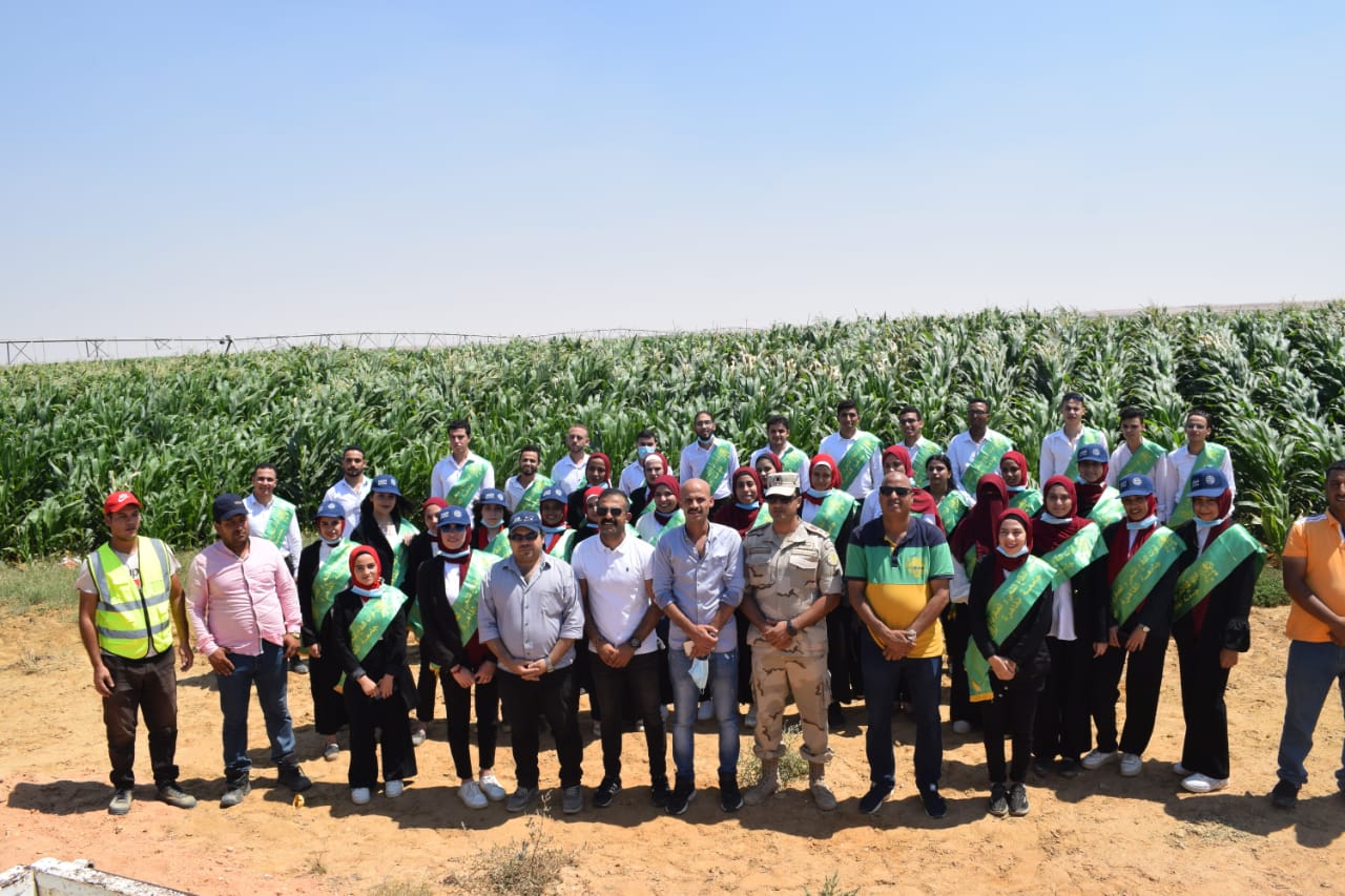 القوات المسلحة تنظم زيارة ميدانية لوفد من طلاب جامعة القاهرة لمشروع مستقبل مصر (2)