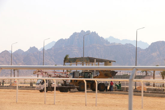 محافظ-جنوب-سيناء-يتفقد-أعمال-تطوير-مضمار-الهجن-والطريق-الدائري-الجديد-بشرم-الشيخ-(11)