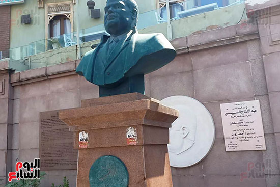 تمثال العالم المصى أحمد زويل