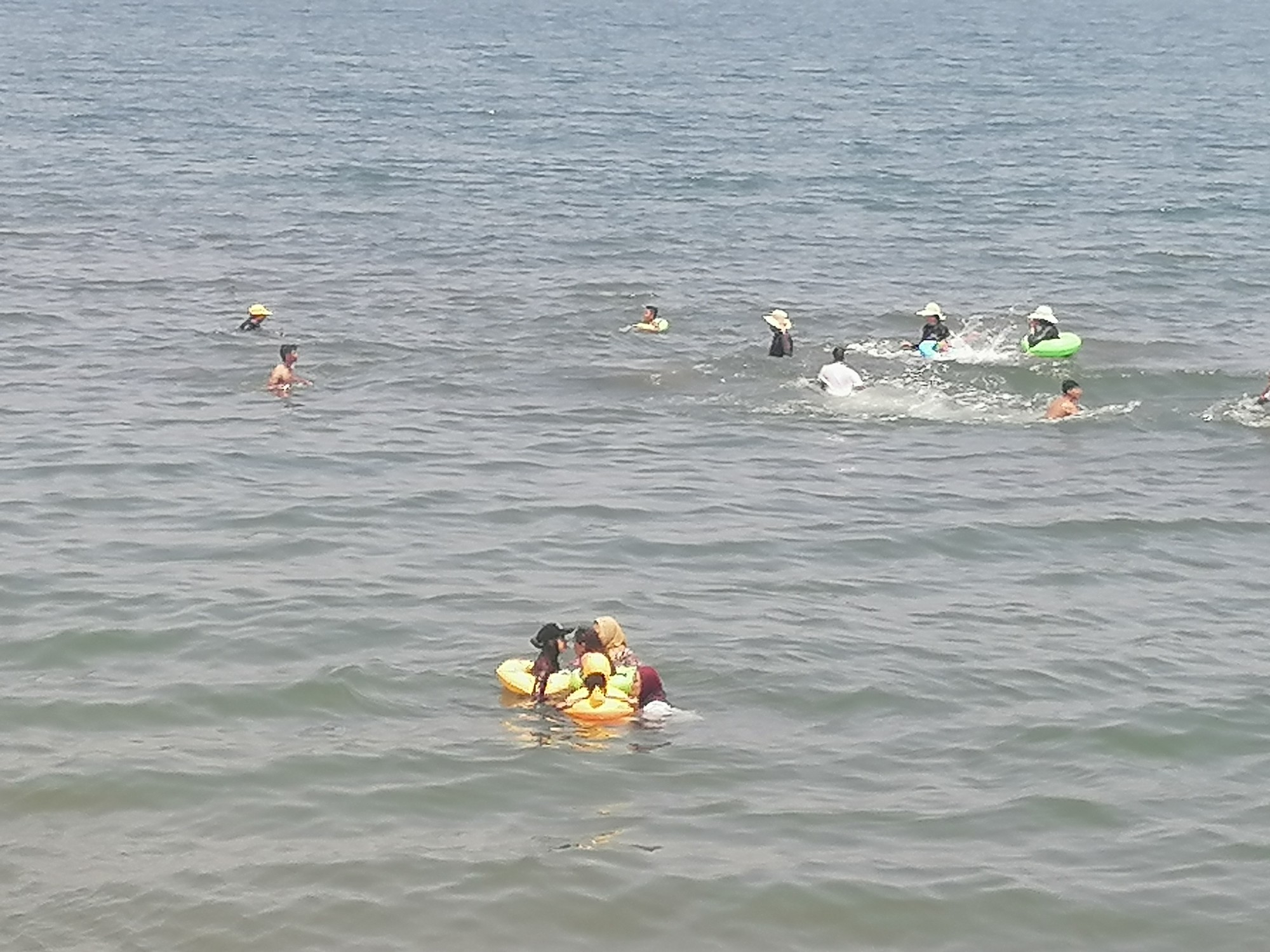 ممارسة السباحة لبعض العائلات