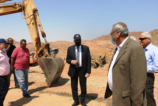 محافظ-جنوب-سيناء-يتفقد-أعمال-تطوير-مضمار-الهجن-والطريق-الدائري-الجديد-بشرم-الشيخ-(1)