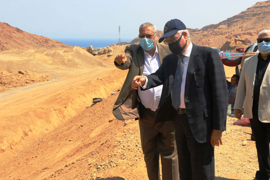 محافظ-جنوب-سيناء-يتفقد-أعمال-تطوير-مضمار-الهجن-والطريق-الدائري-الجديد-بشرم-الشيخ-(2)