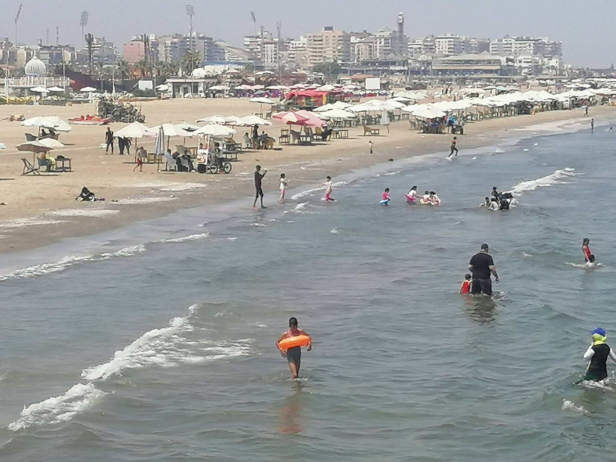 جانب من إقبال المصيفين على شاطئ بورسعيد