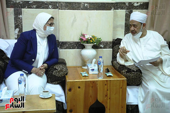 هالة زايد وزيرة الصحة وفضيلة الإمام الأكبر الدكتور أحمد الطيب (7)