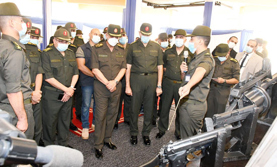 وزير الدفاع يتفقد إحدى الوحدات الفنية التابعة لإدارة الأسلحة والذخيرة (1)