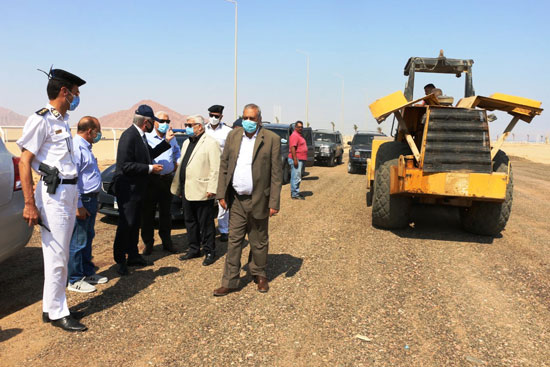 محافظ-جنوب-سيناء-يتفقد-أعمال-تطوير-مضمار-الهجن-والطريق-الدائري-الجديد-بشرم-الشيخ-(14)