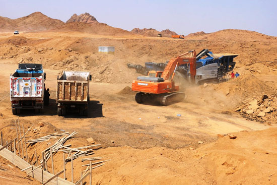 محافظ-جنوب-سيناء-يتفقد-أعمال-تطوير-مضمار-الهجن-والطريق-الدائري-الجديد-بشرم-الشيخ-(3)