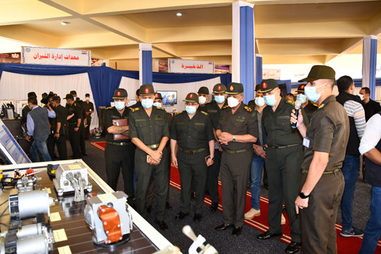 وزير الدفاع يتفقد إحدى الوحدات الفنية التابعة لإدارة الأسلحة والذخيرة (4)