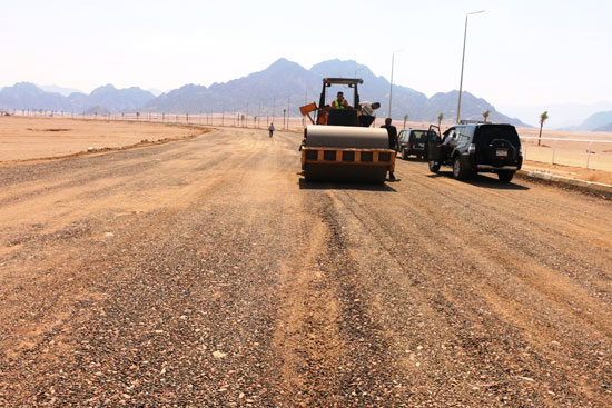 محافظ-جنوب-سيناء-يتفقد-أعمال-تطوير-مضمار-الهجن-والطريق-الدائري-الجديد-بشرم-الشيخ-(10)