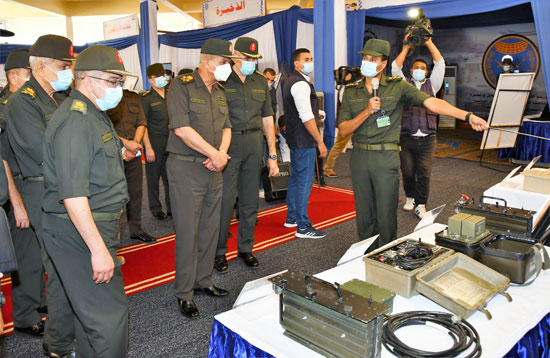وزير الدفاع يتفقد إحدى الوحدات الفنية التابعة لإدارة الأسلحة والذخيرة (2)