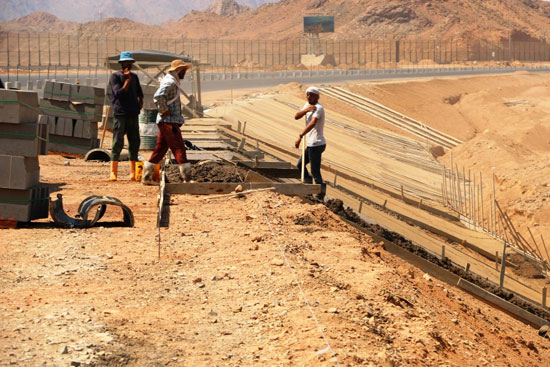 محافظ-جنوب-سيناء-يتفقد-أعمال-تطوير-مضمار-الهجن-والطريق-الدائري-الجديد-بشرم-الشيخ-(8)