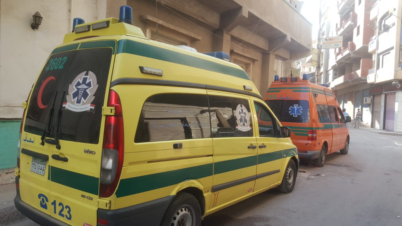 سيارات اسعاف بمحيط العقار