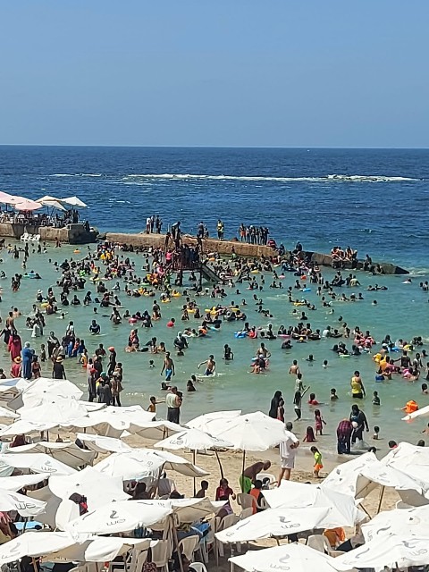 ازدحام بالشاطئ في الإسكندرية اليوم