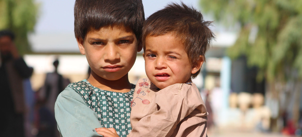 طفل فى مخيم للنازحين جنوب أفغانستان