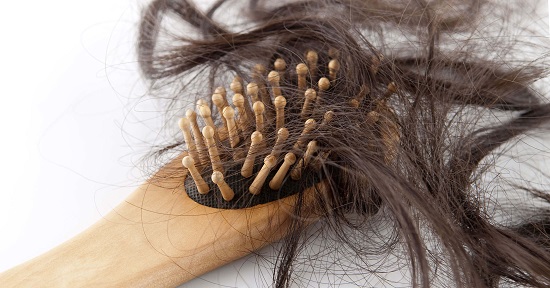 طرق طبيعية لعلاج سقوط الشعر بعد الولادة