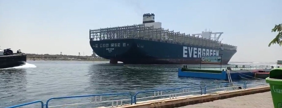 السفينة إيفرجيفن تغادر قناة السويس وتصل البحر الأحمر (4)