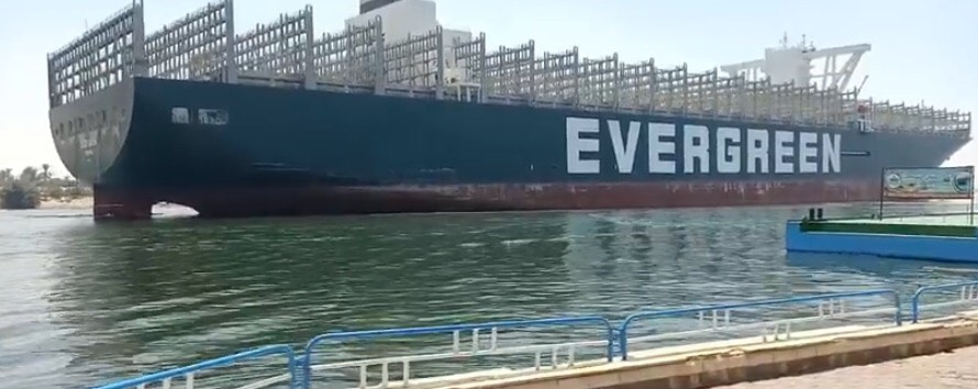 السفينة إيفرجيفن خلال عبورها عبورها قناة السويس (3)