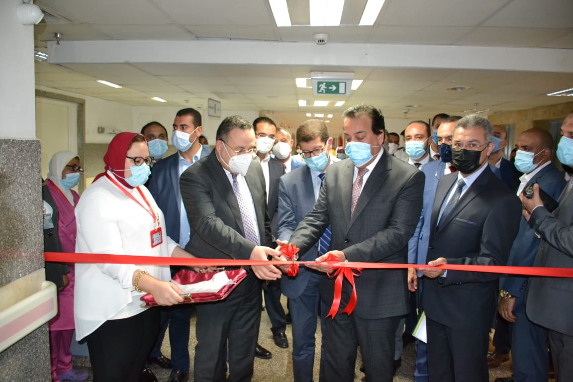 وزير التعليم العالى ورئيس جامعة الاسكندرية خلال افتتاح وحدة قسطرة القلب