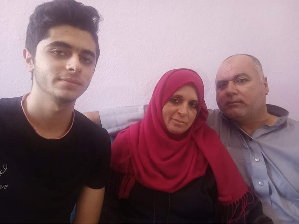 الطالب محمد ابو نافل مع والده ووالدته