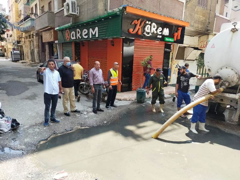 رئيس مدينة بلبيس يتاع شفط المياه من الشوارع