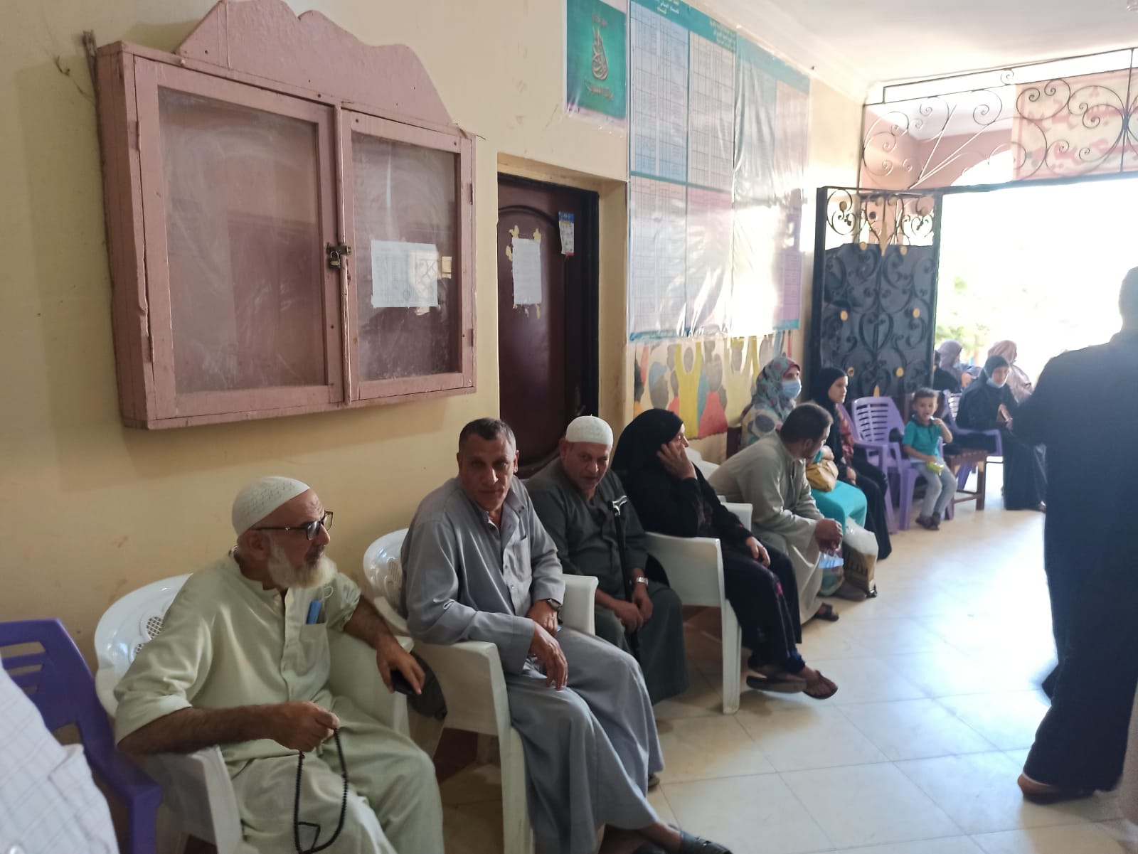 انتظار المواطنين بالمراكز الطبية لتطعيمهم